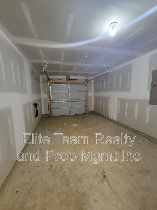 Building Photo - 5823 Hewitt Dr