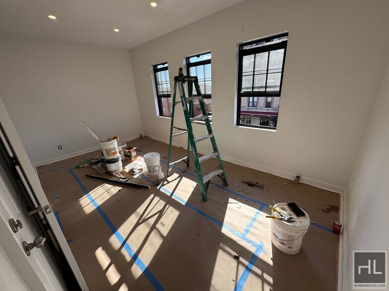 Building Photo - 31 AVENUE