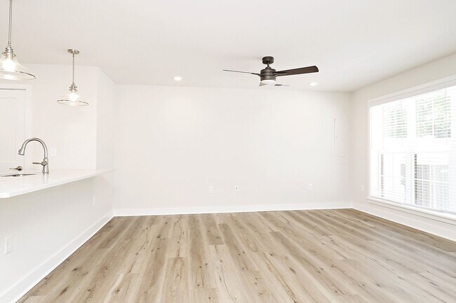 Building Photo - Newly Built End-Unit Belvedere Apartment -...