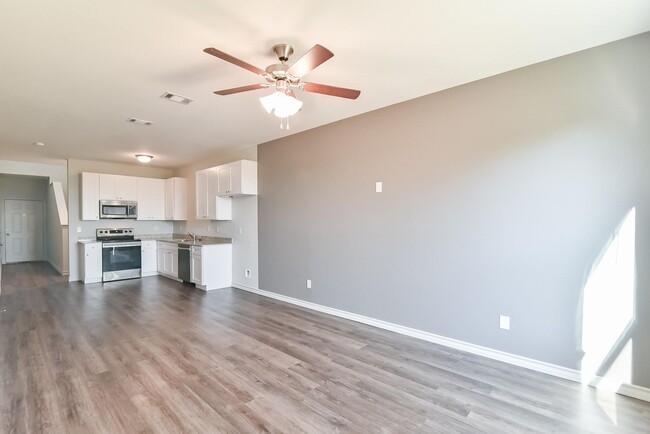 Building Photo - Spacious Duplex Living in Fort Worth, TX