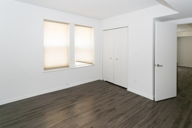 Building Photo - 925 W Carmen Ave
