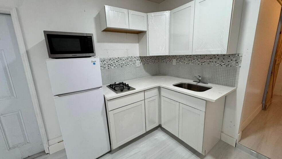 Building Photo - 678 SW Pueblo Terrace