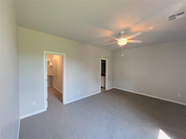 Building Photo - 424 Seville Dr