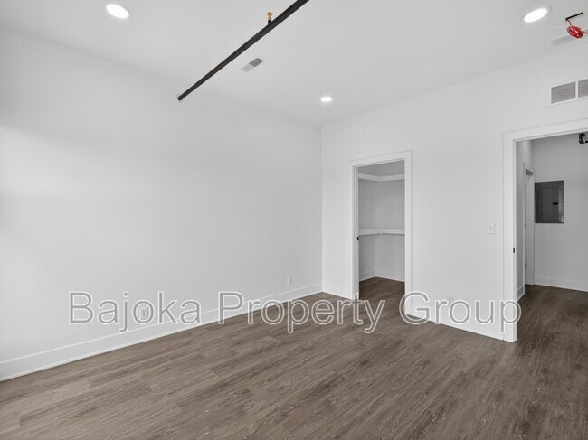 Building Photo - 415 W Nine Mile Rd