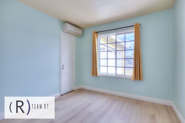 Building Photo - Contemporary Newly Renovated 3 Bedroom 2 Bathroom Residence