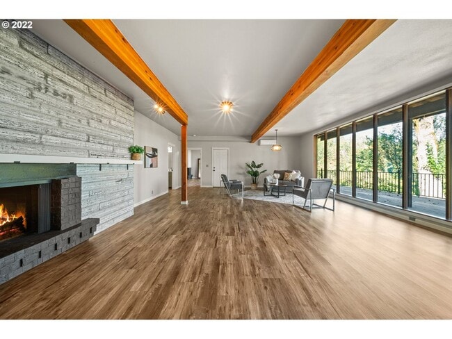 Building Photo - 5 bedroom 4 Bathroom Spectacular Townhome ~ Parking, A/C and More!