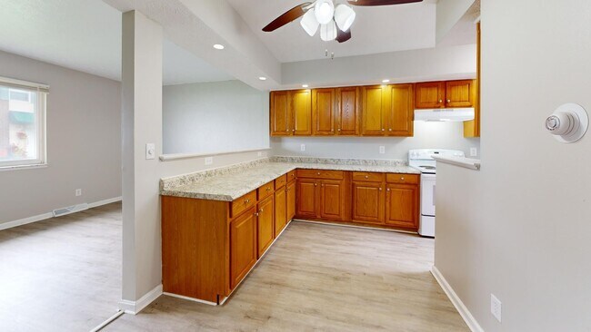 Building Photo - 3 Bedroom/1 bathroom renovated townhouse.