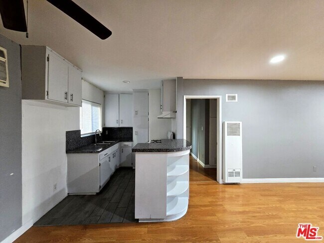 Building Photo - 7419 Woodley Ave