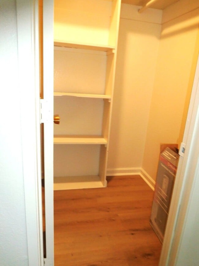 Building Photo - Cute 1 Bedroom close to Victorian Square