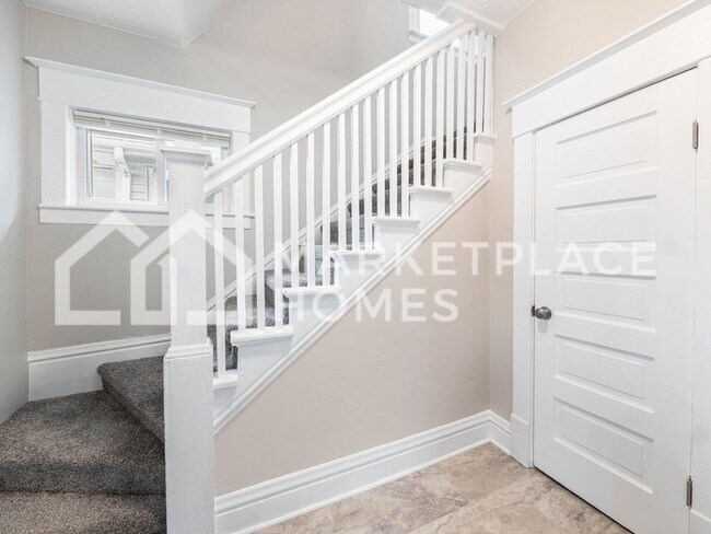 Building Photo - 1105 May St