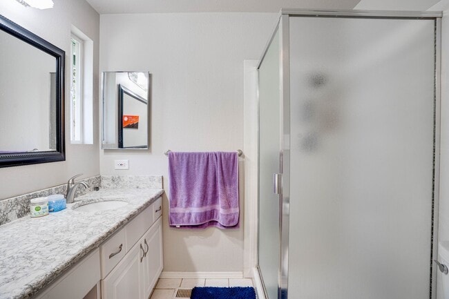 Building Photo - Beautiful 5 bed 3 bath Kirkland single fam...
