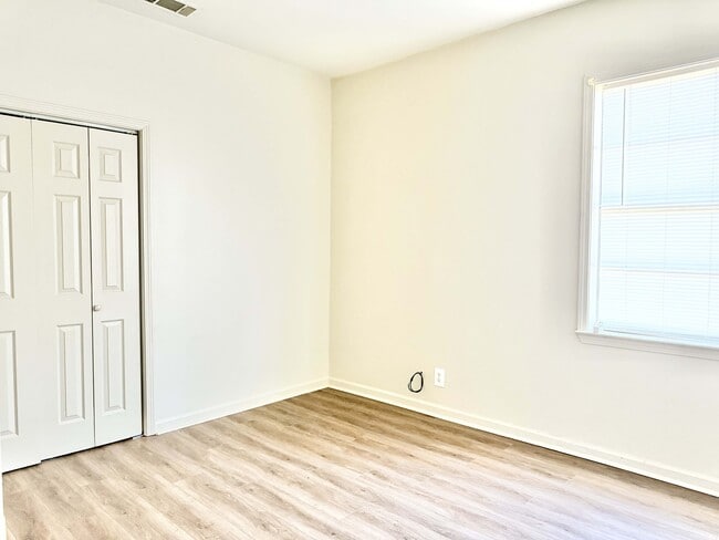 Building Photo - 1606 Myrtle Walk St