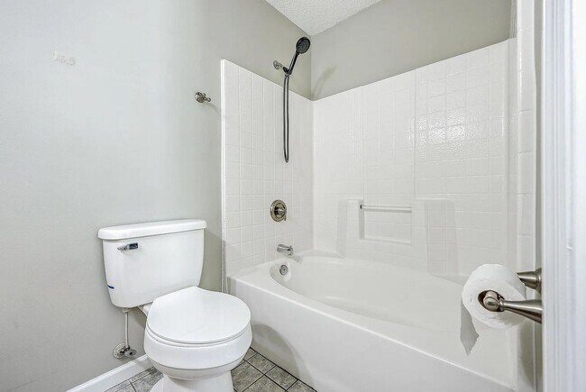 Building Photo - Spacious Living in Goose Creek