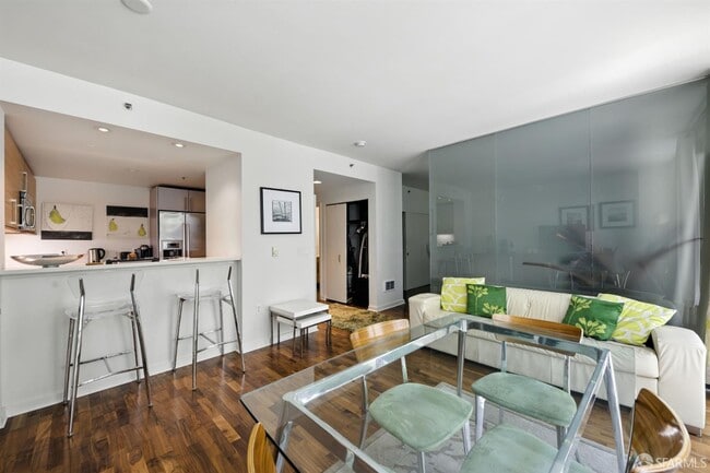 Building Photo - 555 4th St