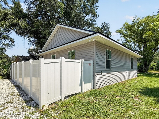 Building Photo - 2220 Flesher Ave