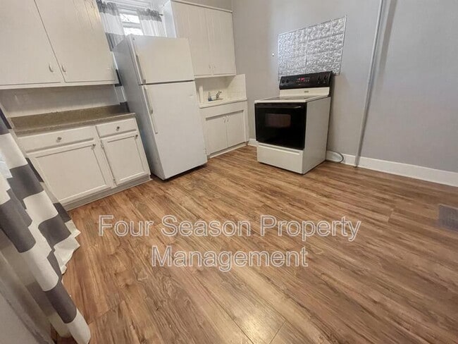 Building Photo - 304(a) South Locust St