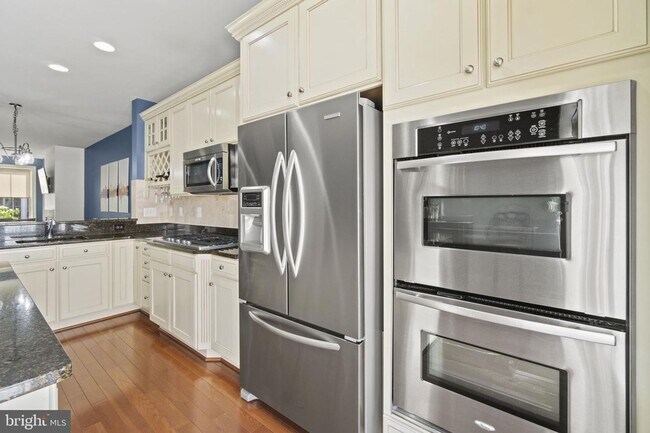 Building Photo - 2509 S Kenmore Ct