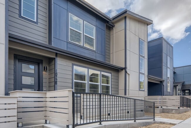 Building Photo - Beautiful 2-story modern townhome available for rent in booming Interquest & Voyager area