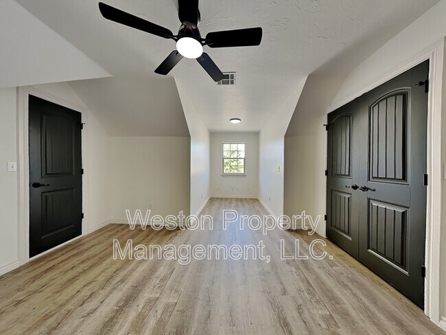 Building Photo - 2008 SE 9th St