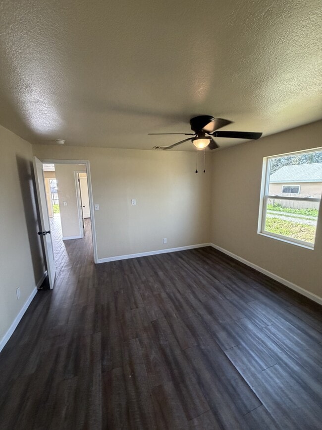 Building Photo - 1004 E K Ave