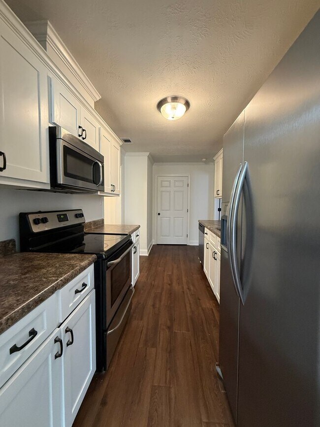 Building Photo - 3 bedroom, 2 bathroom Home with Fenced Yard