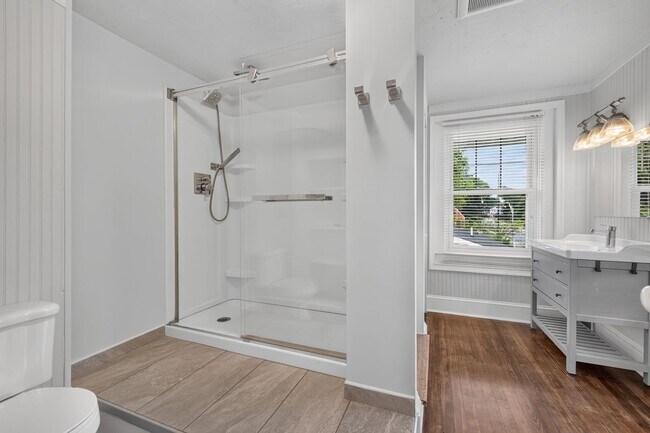Building Photo - 907 Grandin Ave