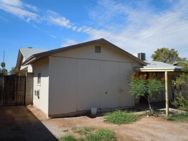 Building Photo - 520 E Judi Dr