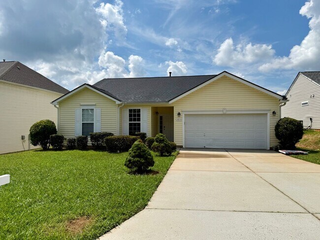 Building Photo - Three bedroom, 2 bath house in Greensboro