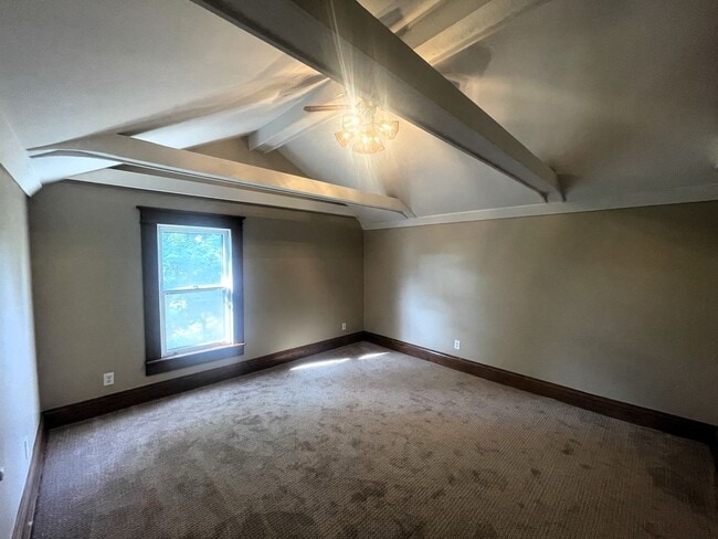 Building Photo - Charming Country Home