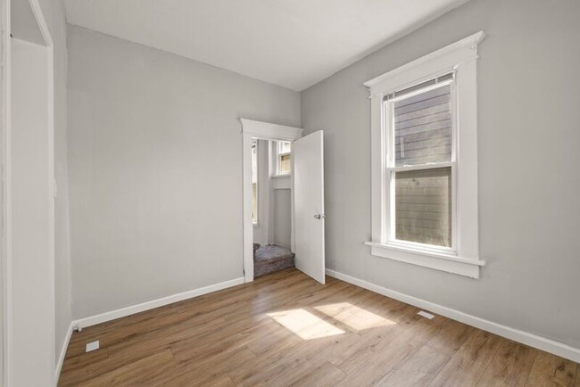 Building Photo - 84 N Oakley Ave