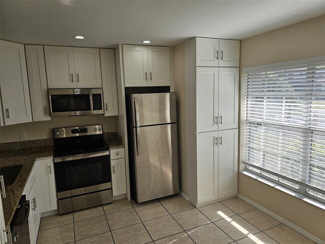 Building Photo - 14667 Laguna Beach Cir