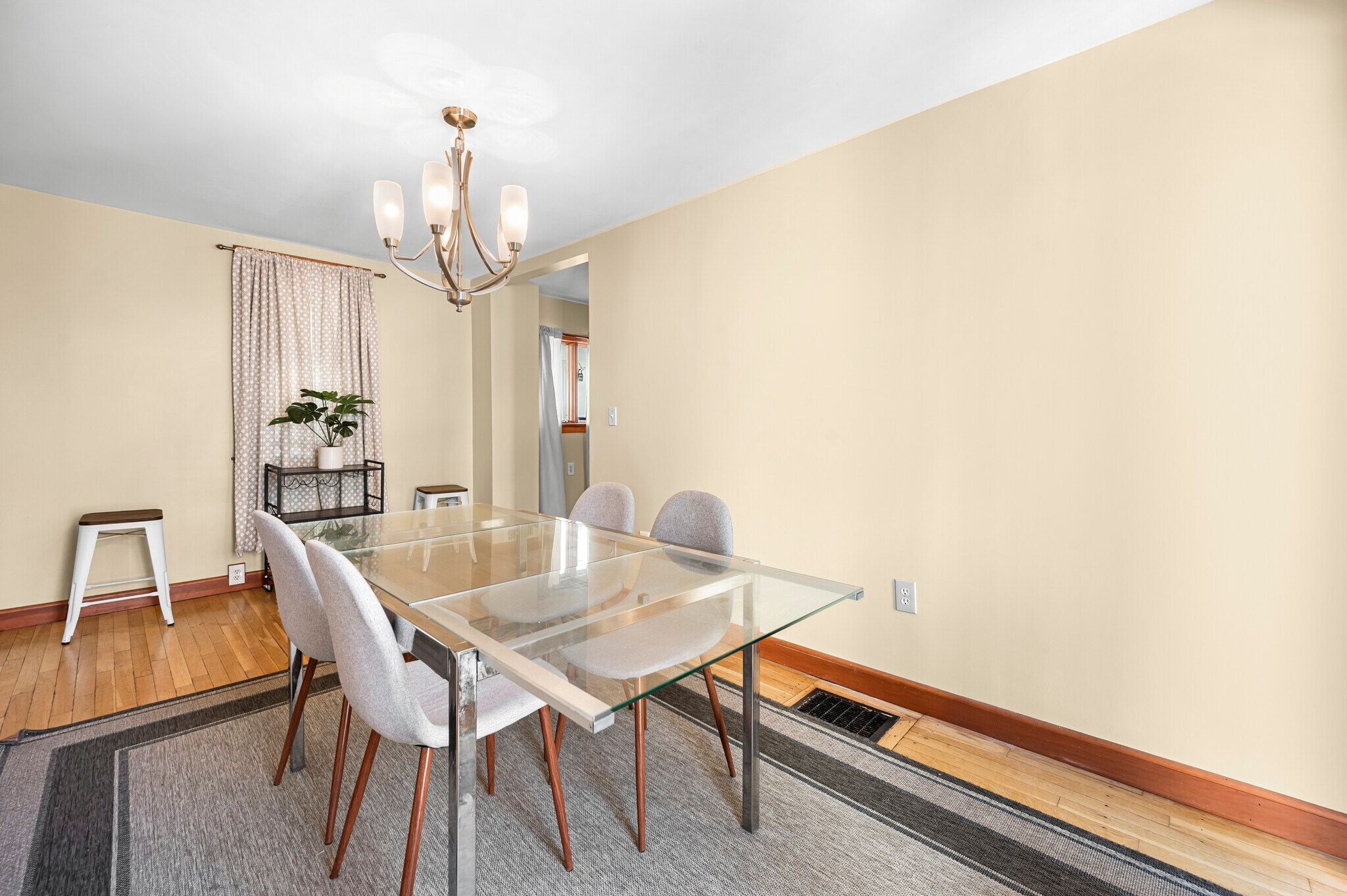 Building Photo - 50 Temple St