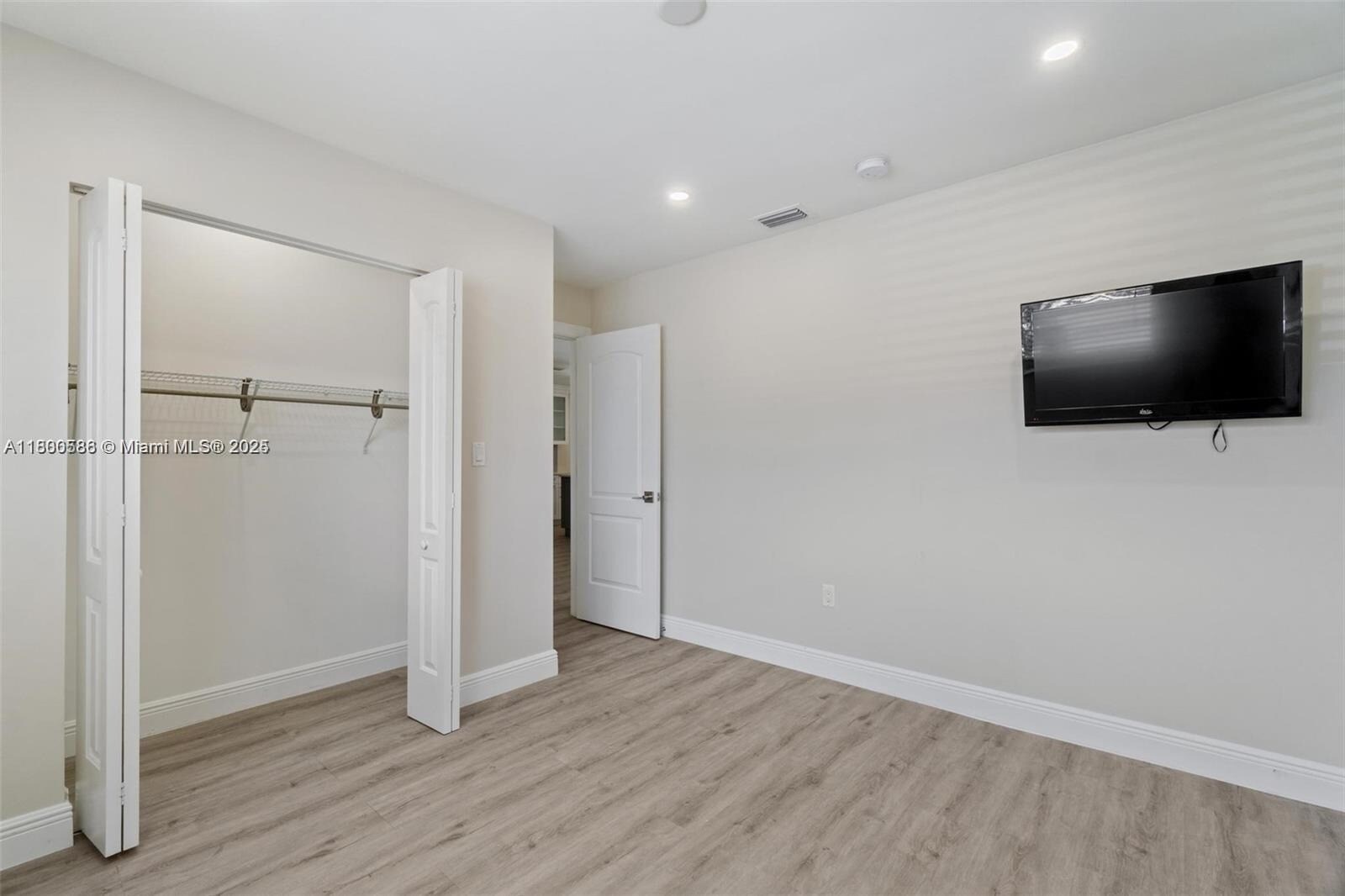 Building Photo - 330 W 74th Pl