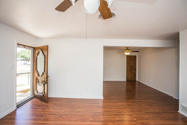 Building Photo - Beautiful 3/2 full of charm!