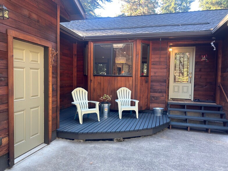 Building Photo - 635 Via Casa