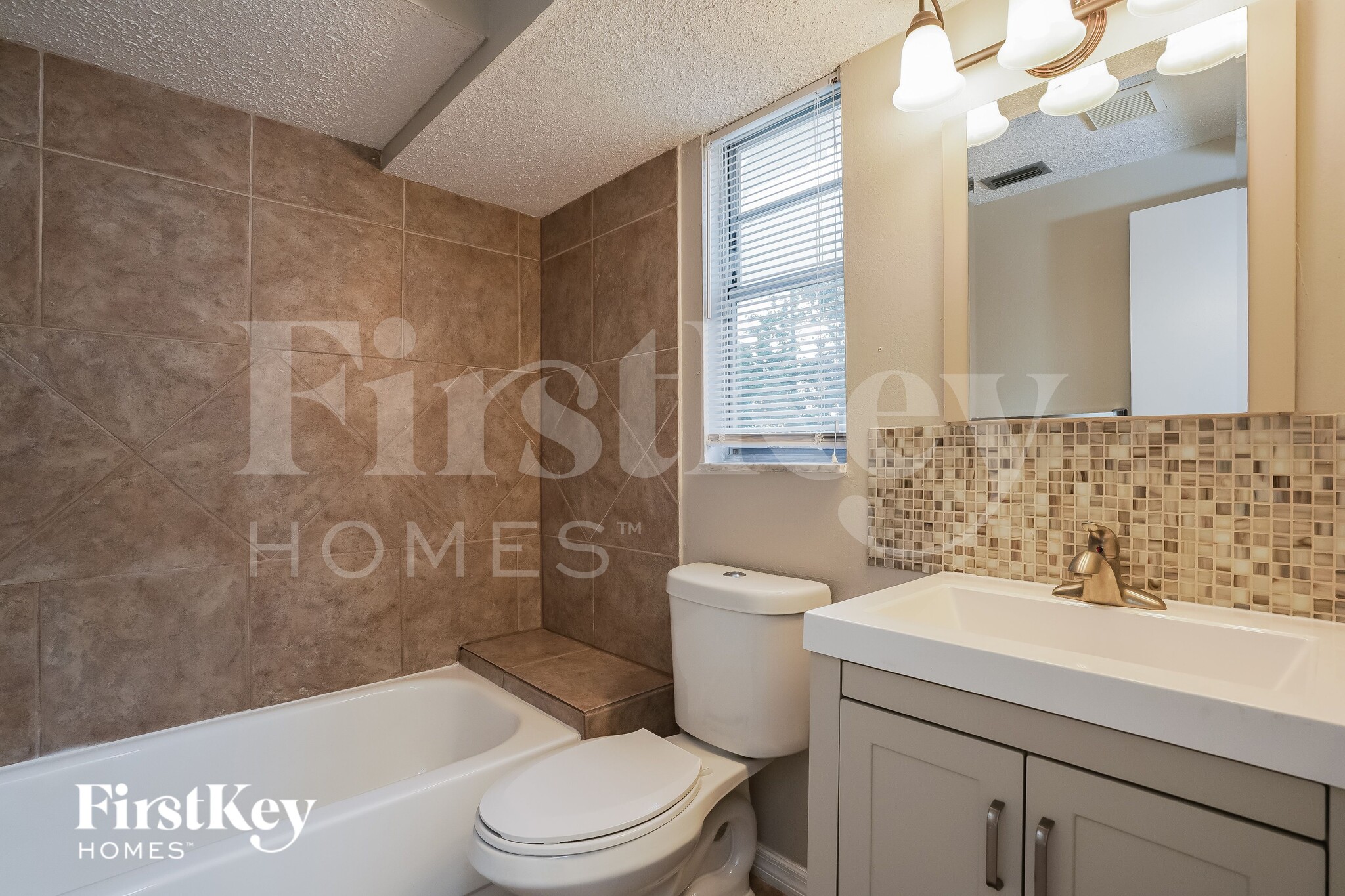 Building Photo - 2582 Lake View Blvd