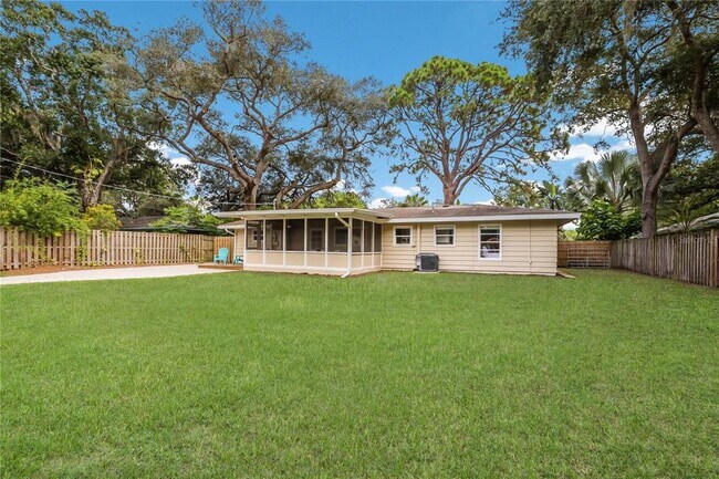 Building Photo - 2266 Clematis St