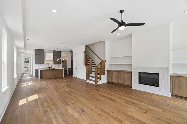 Building Photo - "Chic Nashville Townhouse: 3 Beds, 3 Baths, with Granite Elegance & Cozy Fireplace!"