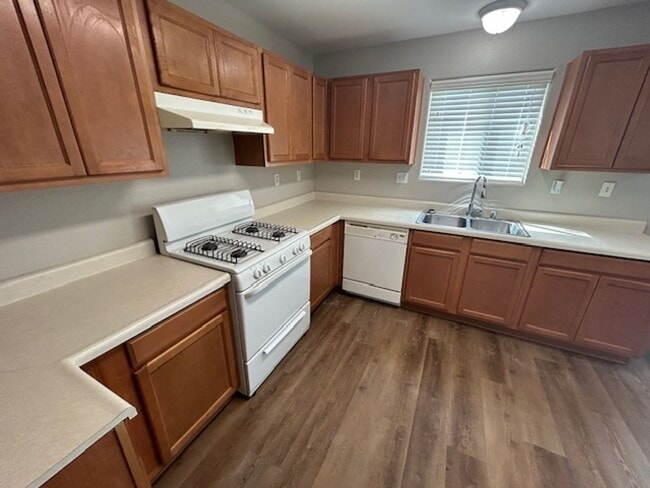 Building Photo - Newly remodeled 3 bedroom 2.5 bathroom in ...