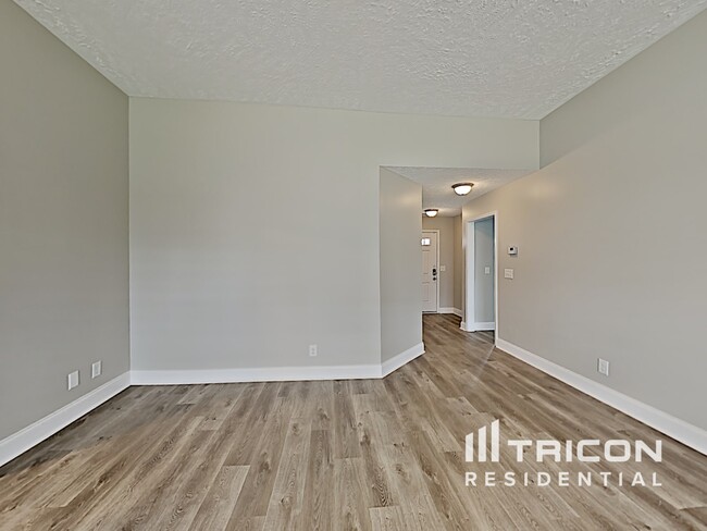 Building Photo - 531 Falkland Cir
