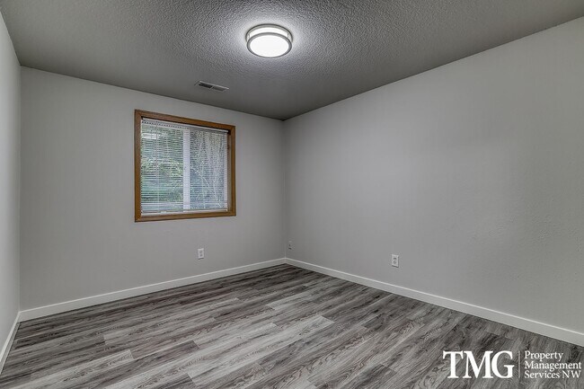 Building Photo - Spacious 4 Bedroom/2.5 Bath Hazell Dell Home!