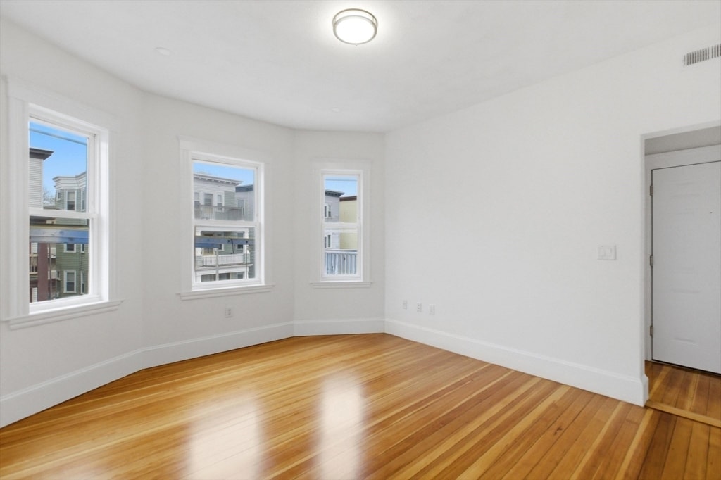 Building Photo - 26 Roseclair St