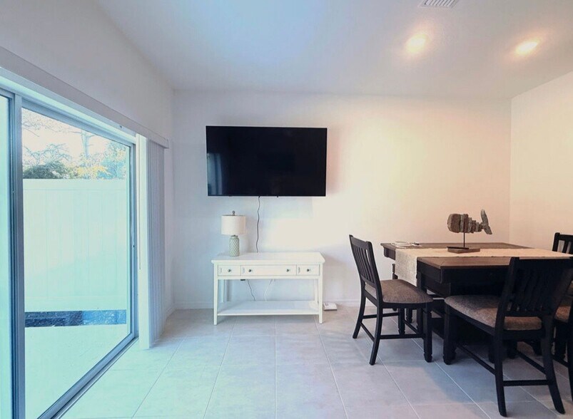 Building Photo - 15176 Cuzcorro Ct