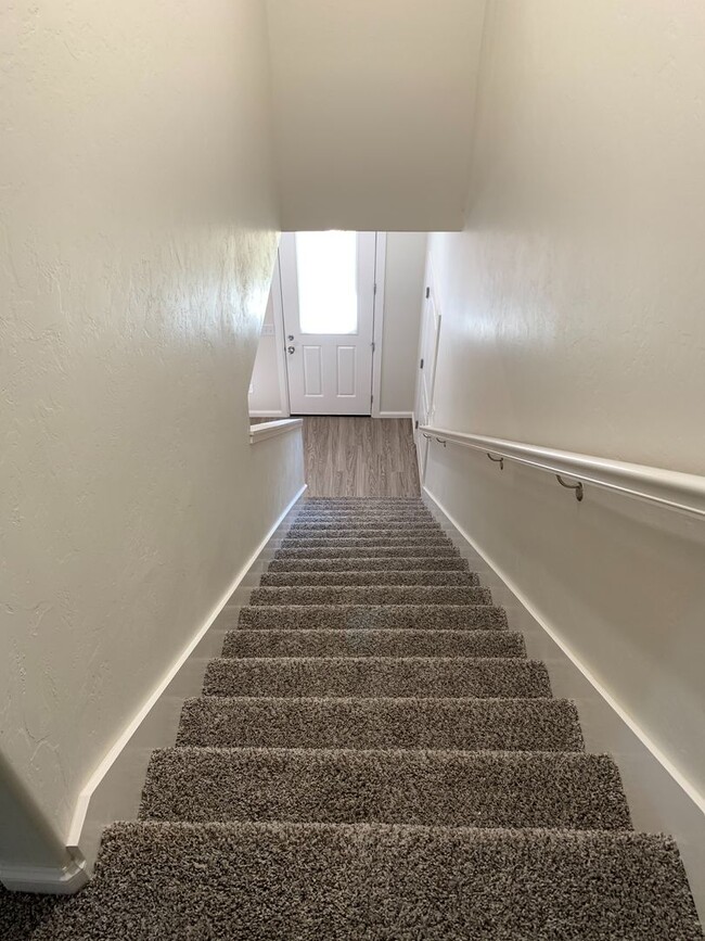Building Photo - 3 bed, 2.5 bath home in sought after gated...
