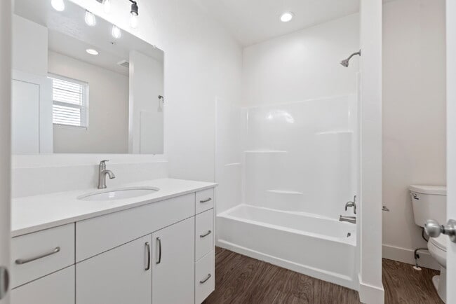 Building Photo - "Discover Comfort & Style: Spacious 3-Bed,...