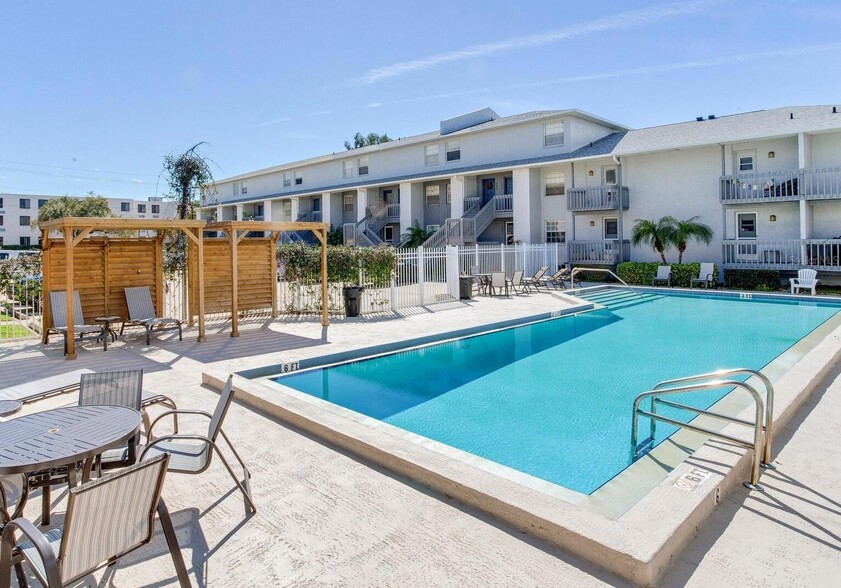Swimming pool - 4915 W McElroy Ave