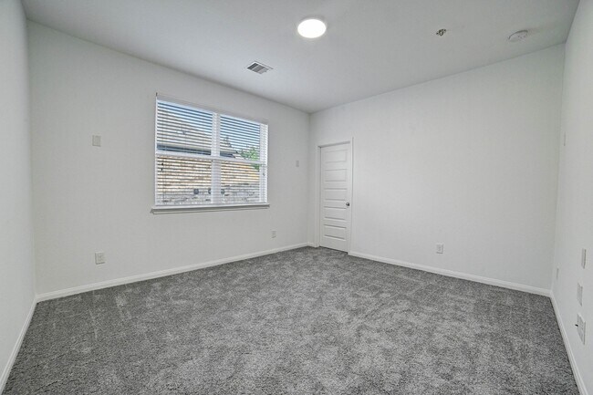 Building Photo - 5007 Sawmill Terrace Ln