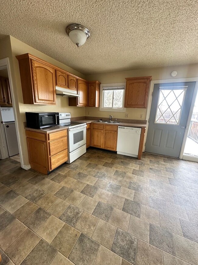 Building Photo - 4 Bedroom Condo near campus