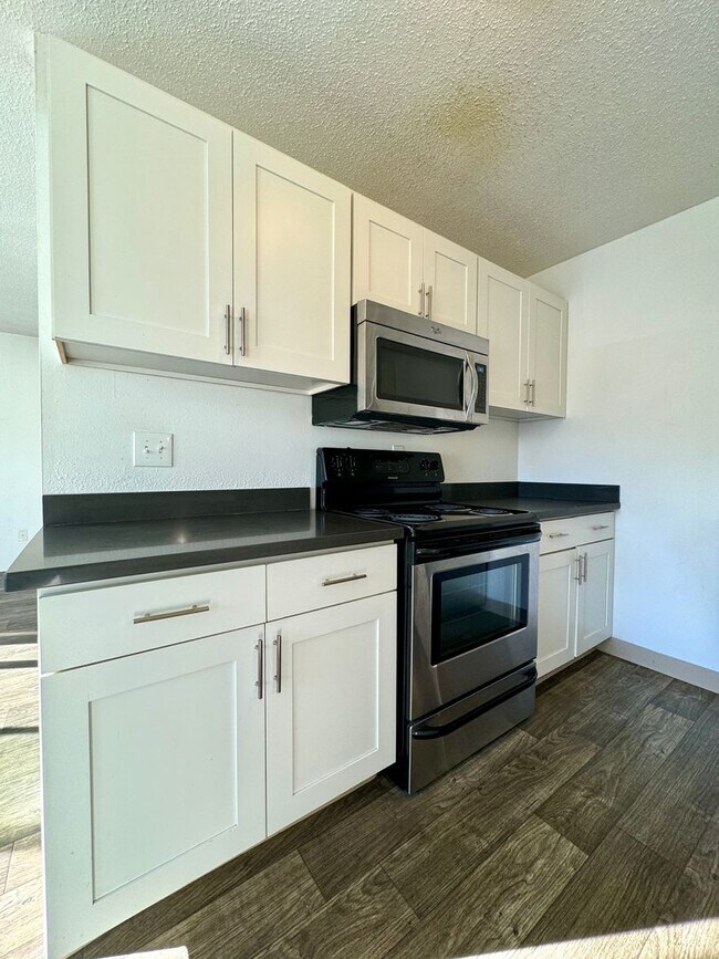 Building Photo - **$750 DEPOSIT + FREE FIRST MONTH'S RENT**Updated Top Floor Unit in Creston-Kenilworth Neighborho...