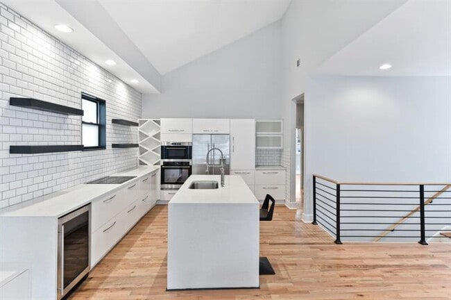 Building Photo - 632 Boulevard NE
